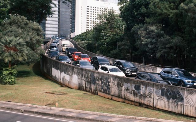 Cars stuck in traffic on a highway overpass.