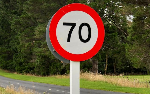 A circular speed limit sign showing 70