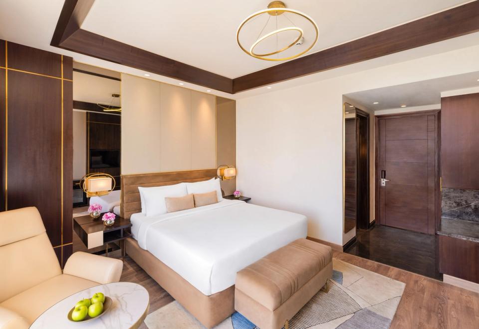 Standard Room with City View and King Bed at Gateway Dehradun