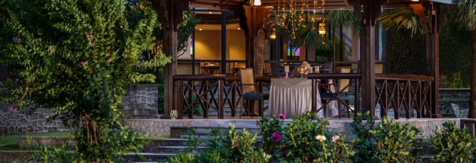 Luxury Outdoor Dining at Vivanta Katra Hotel