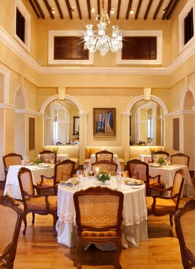 falaknuma palace dinner dress code Reception at the grand Falaknuma palace #suitup