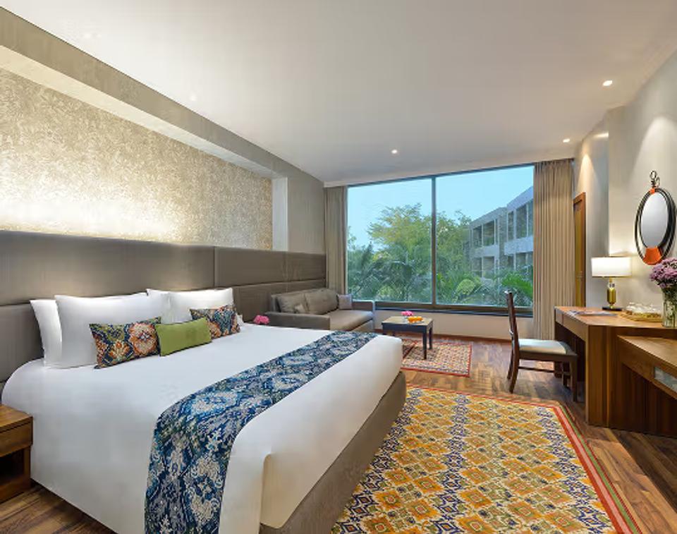 Deluxe Grand Room with Bathtub – King Bed