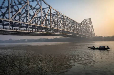 Howrah Bridge - Famous Places In Kolkata, amã Stays & Trails