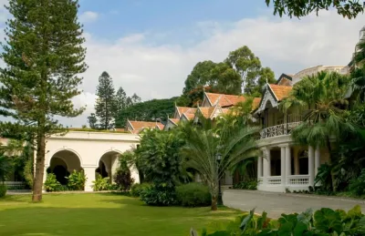 View of Luxury Hotel - Taj West End