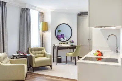 Luxury Living Space - Rooms & Suites at St James' Court, London 