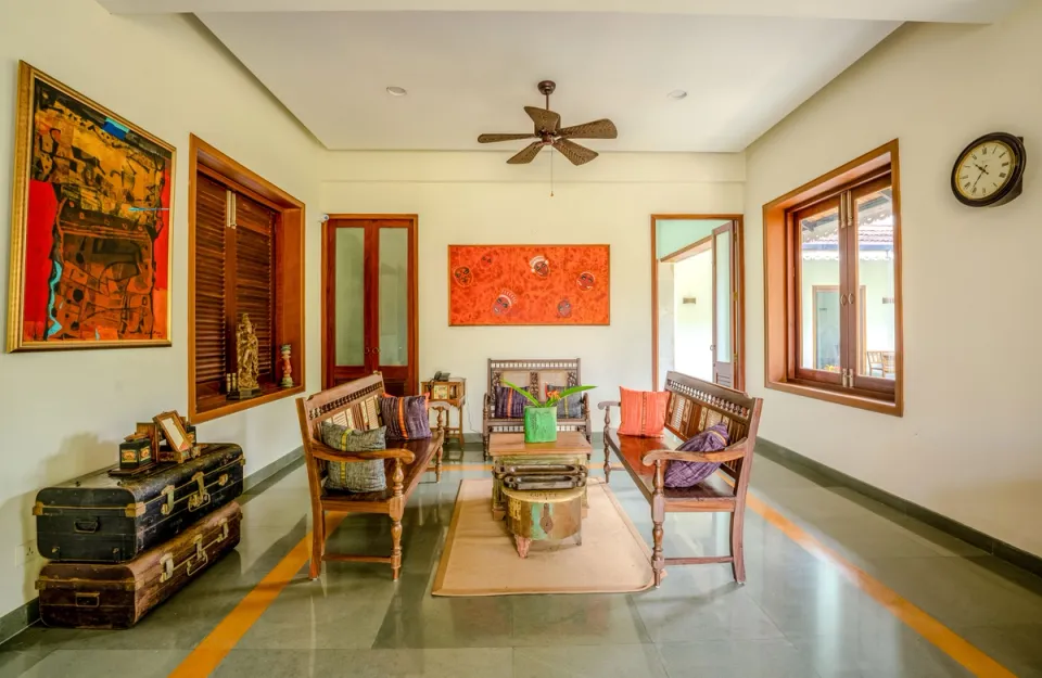 Elegant Living Space at Pathiramanal Villa, amã Stays & Trails 