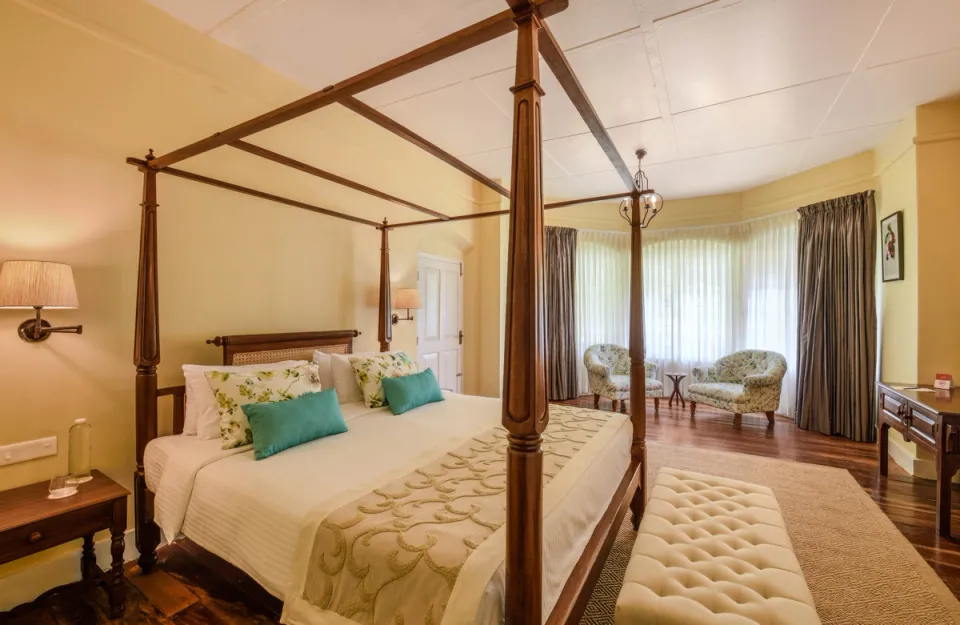 Luxury Bedroom at Sholamallay Bungalow - amã Stays & Trails 