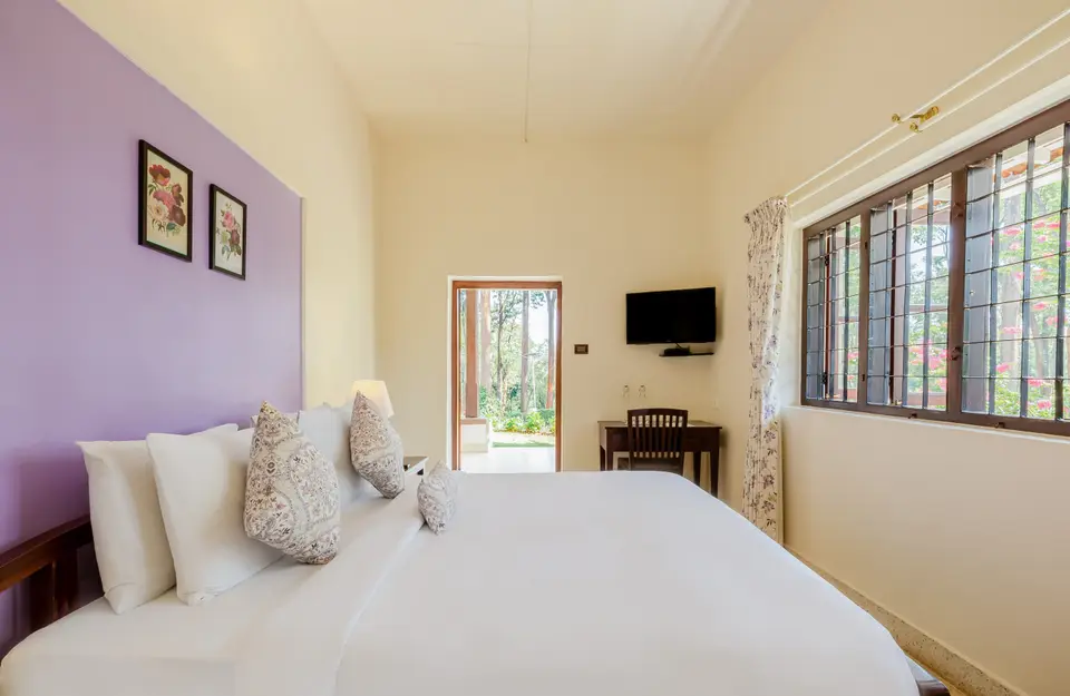 Lavish Bedroom at Woshully Bungalow, Coorg - amã Stays & Trails 