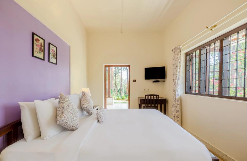 Lavish Bedroom at Woshully Bungalow, Coorg - amã Stays & Trails 