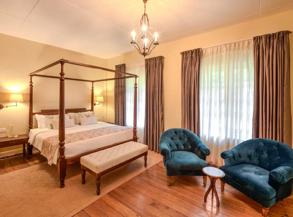 Luxury Bedroom at Sholamallay Bungalow, Munnar - amã Stays & Trails 