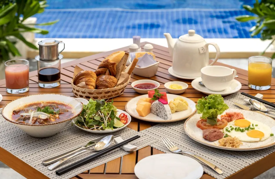 Breakfast By The Lawn - Experiences At Hacienda De Bastora, Goa