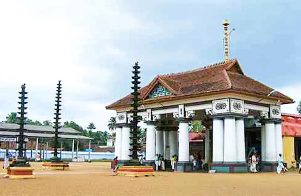 Vaikkom Mahadeva Temple - Places To Visit in Kumarakom