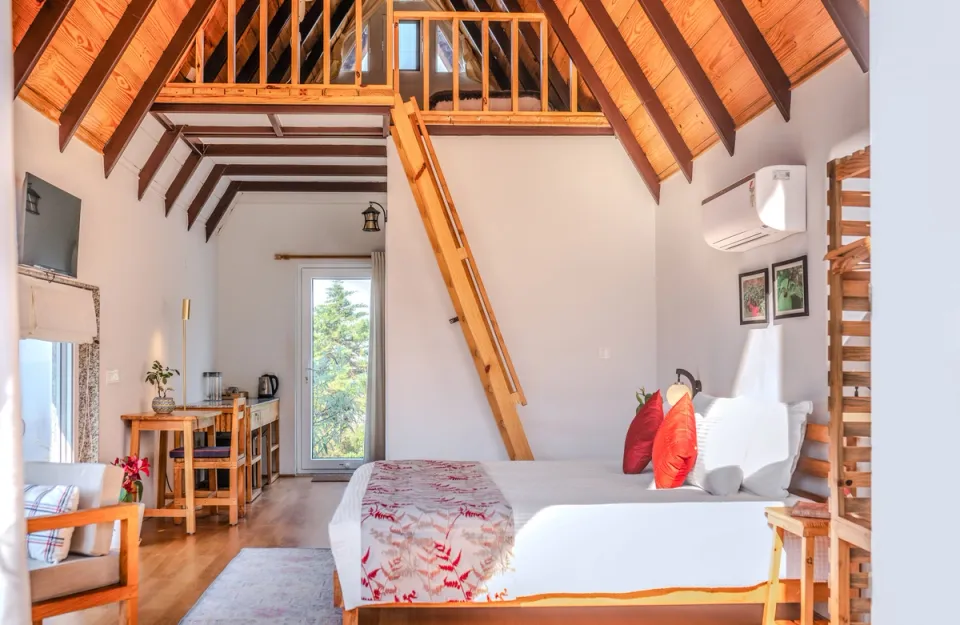 Luxury Bedroom at Godhuli Timil - Villa in Naukuchiatal