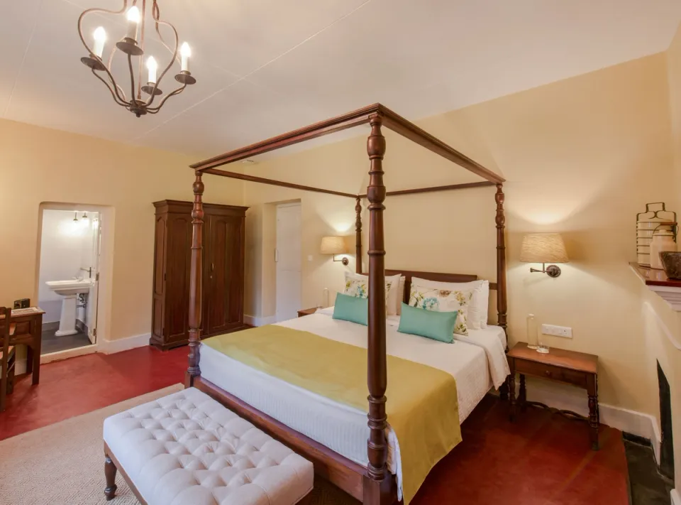 Luxury Bedroom at Parvathy Bungalow, Munnar - amã Stays & Trails 