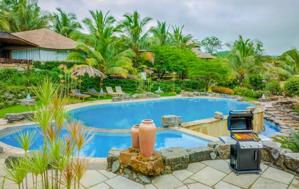 Luxury Swimming Pool At Eden Farms Emerald - Homestay in Goa