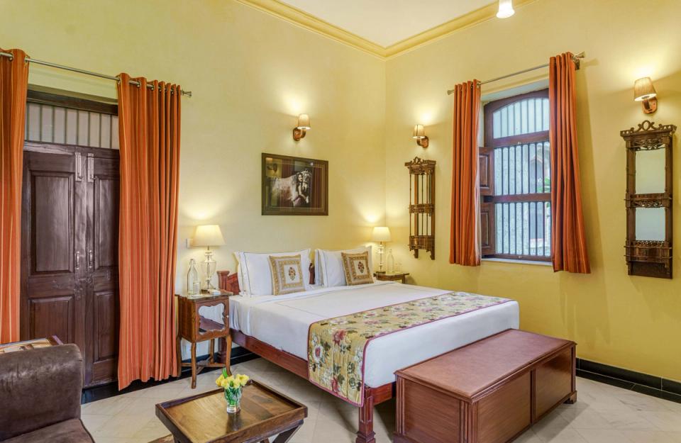 Luxury Bedroom at Abhay Manor,  amã Stays & Trails 