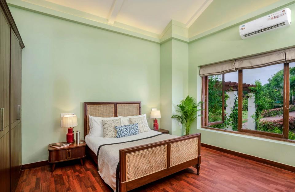 Stunning Bedroom at Nine Plams - Accommodation in Alibaug 