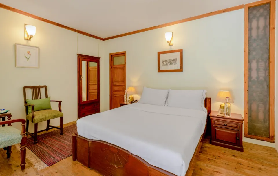 Stunning Bedroom at Ballyhack Cottage, Shimla - amã Stays & Trails 