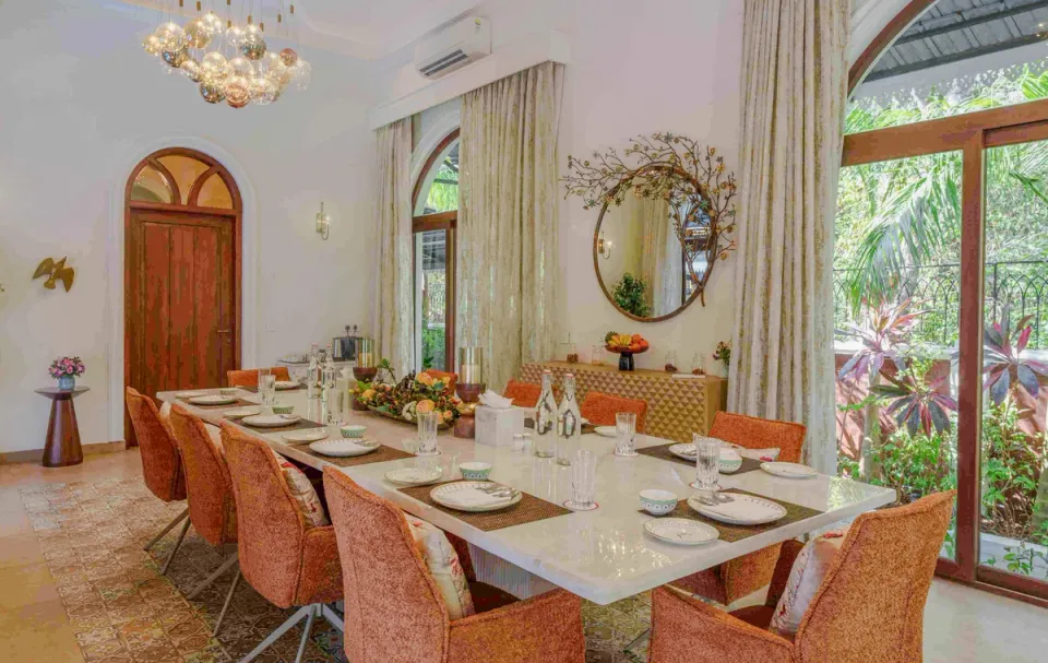 Luxury Dining Space at Villa Eterna, amã Stays & Trails