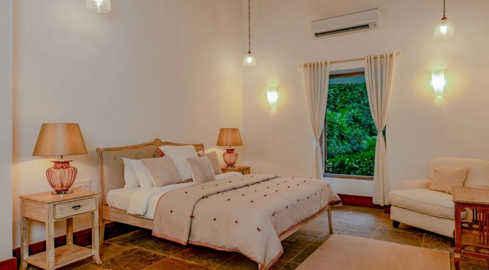 Spacious Bedroom at 70 Vale - Accommodation in Goa