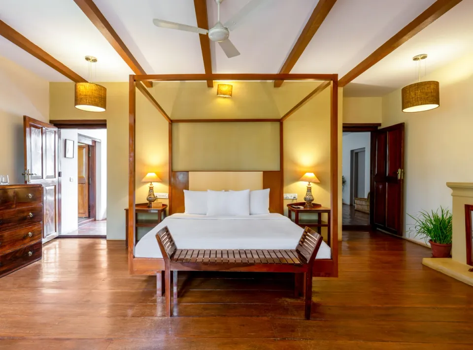 Luxury Bedroom at Taneerhulla Bungalow, Coorg- amã Stays & Trails 