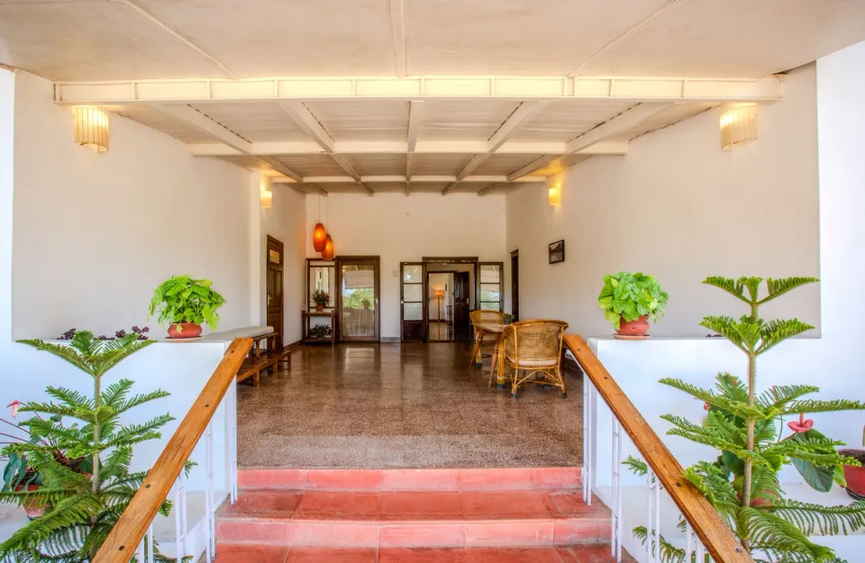 Elegant Entrance of Pollibetta Bungalow, Coorg - amã Stays & Trails 