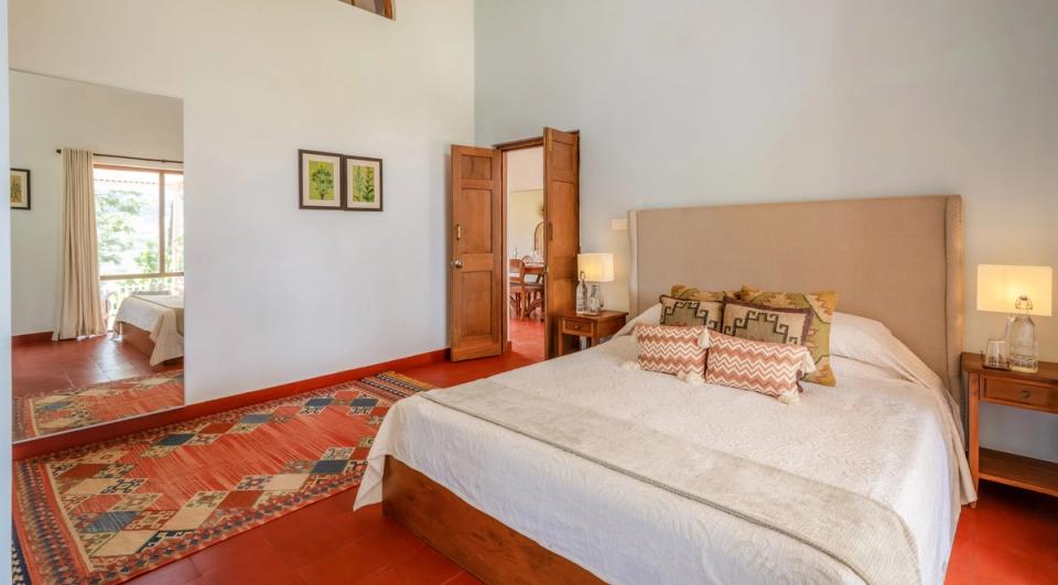 Luxurious Bedroom at Aberdeen - Accommodation in Coonoor