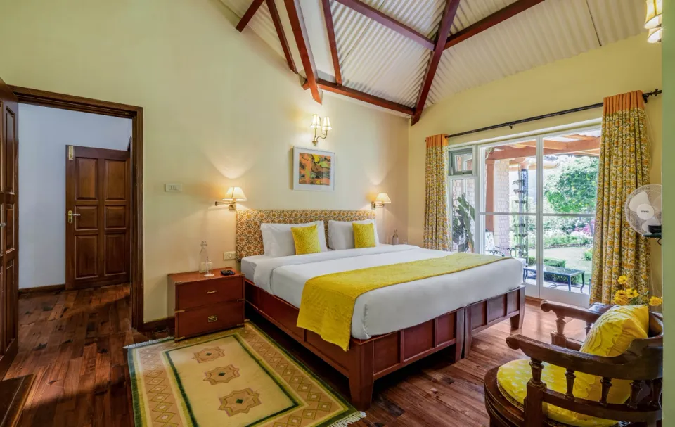 Luxe Bedroom at Raven's Nest, Kotagiri - amã Stays & Trails 