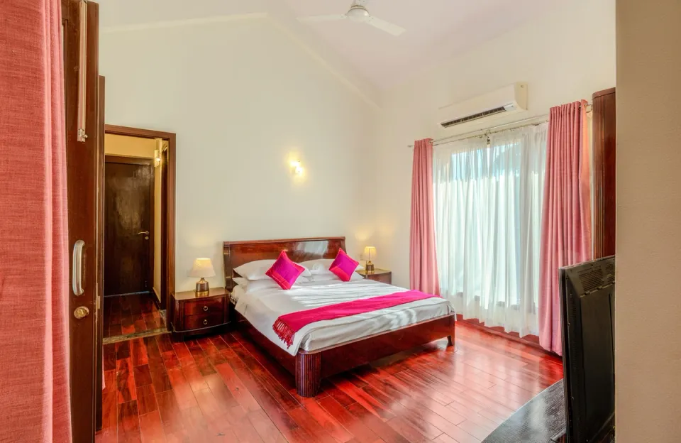 Elegant Bedroom at 25 Farm House - Accommodation in Kolkata