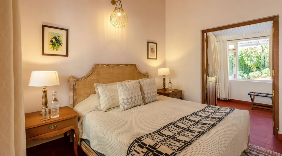 Elegant Bedroom at Aberdeen, Coonoor - amã Stays & Trails 