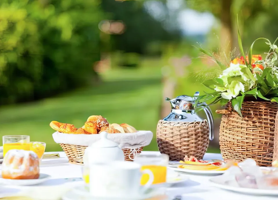 Breakfast By The Lawns - Experiences at Pathiramanal Villa, amã Stays & Trails 