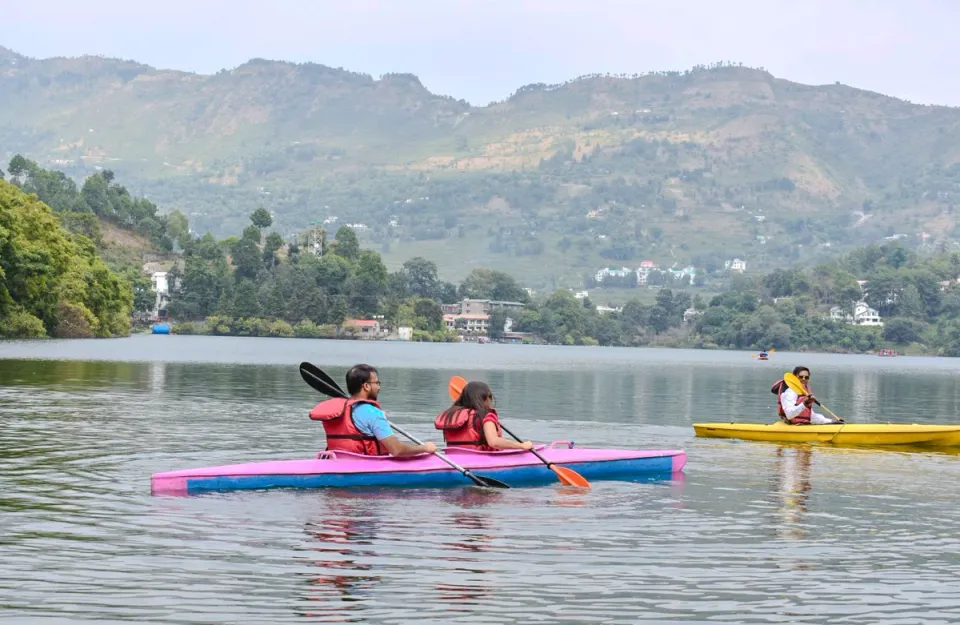 Boating in Naukuchiatal Lake - Activities in Naukuchiatal, amã Stays & Trails