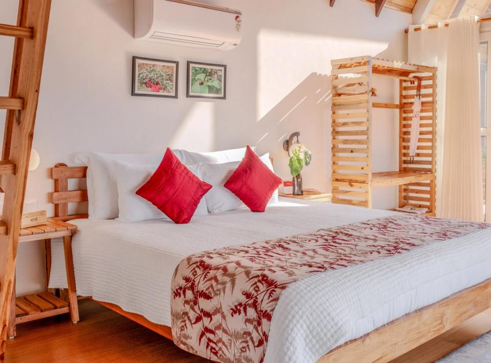 Luxury Bedroom at Godhuli Timil, Naukuchiatal - amã Stays & Trails