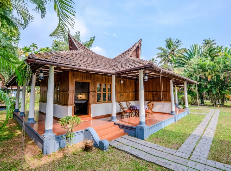 Stay in Alappuzha - Pathiramanal Villa, amã Stays & Trails 