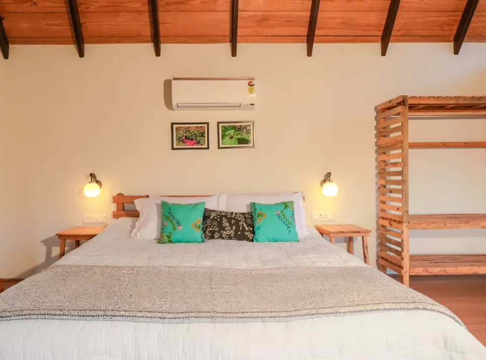 Luxury Bedroom Space at Godhuli Padam, Naukuchiatal - amã Stays & Trails