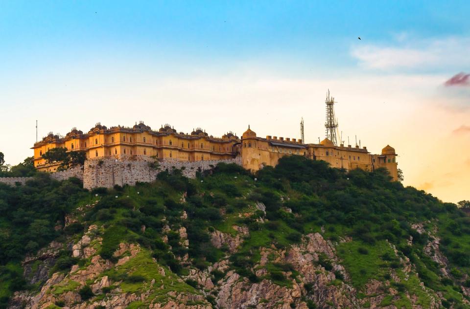 Drive To Discover Nahargarh: Jaipur Attractions, amã Stays & Trails