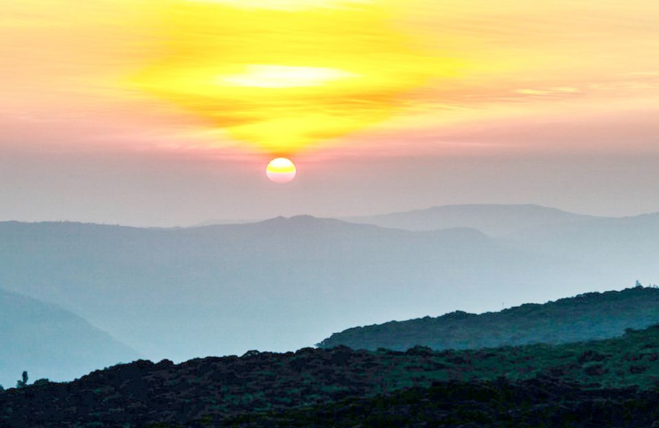 Watching Sunrise at Wilson Point - Things To See in Mahabaleshwar, amã Stays & Trails