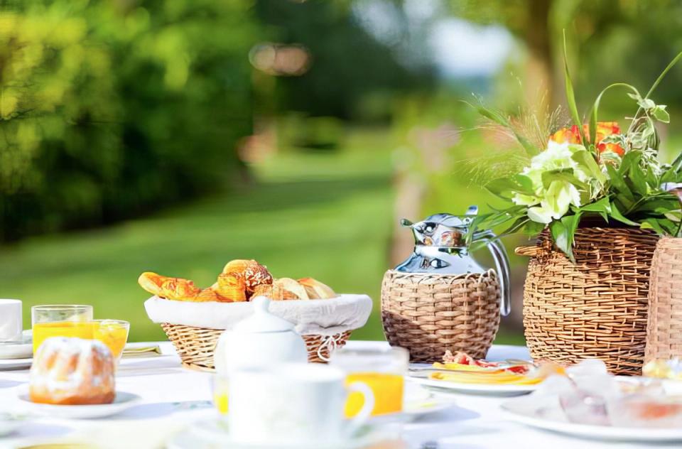 Breakfast By The Lawn - Experiences At Villas In Jaipur - amã Stays & Trails