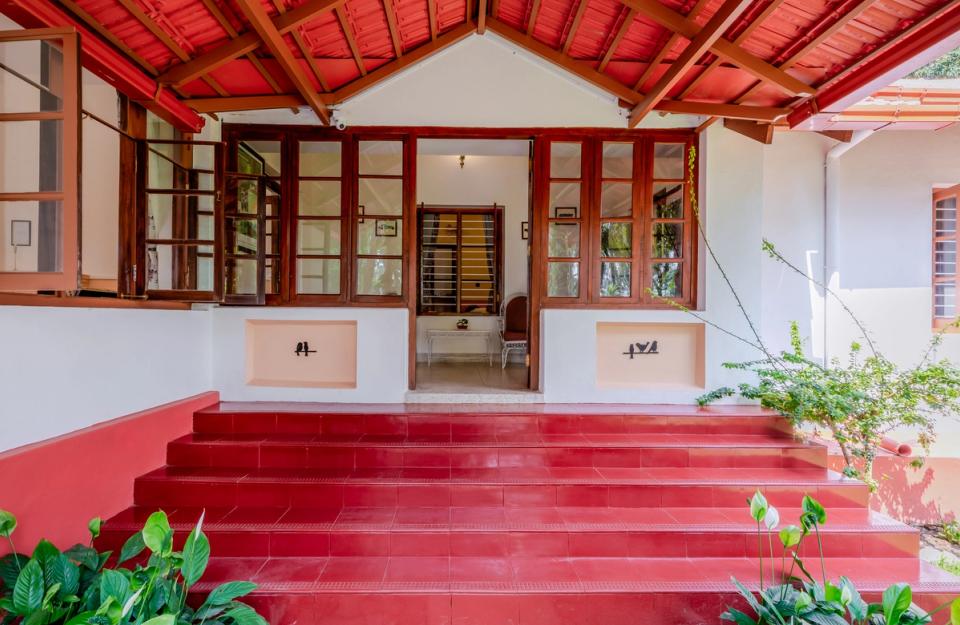 Elegant Entrance of Surgi Bungalow, Coorg - amã Stays & Trails 