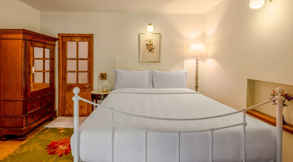 Luxurious Bedroom at Ballyhack Cottage, Shimla - amã Stays & Trails