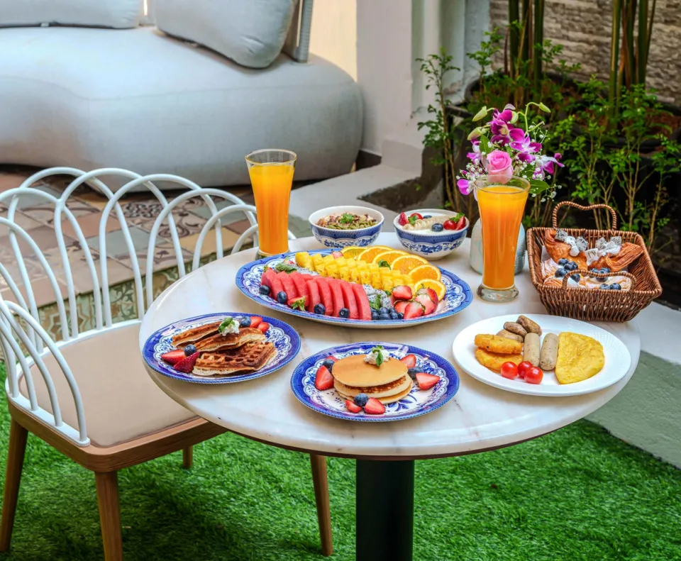 Breakfast in The Garden - Villa Eterna, amã Stays & Trails