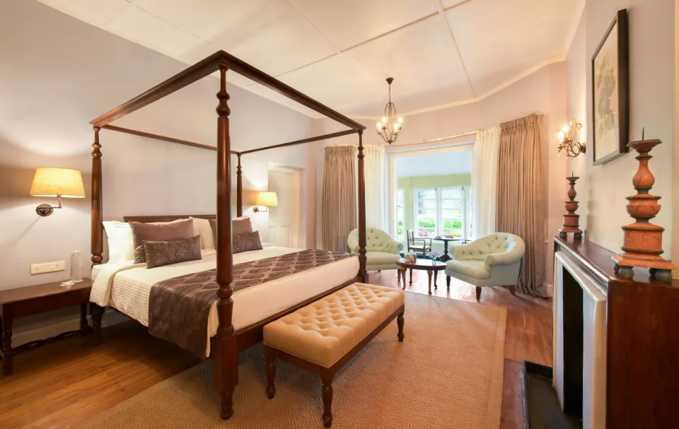 Luxury Bedroom at Sevenmallay Bungalow, Munnar - amã Stays & Trails 