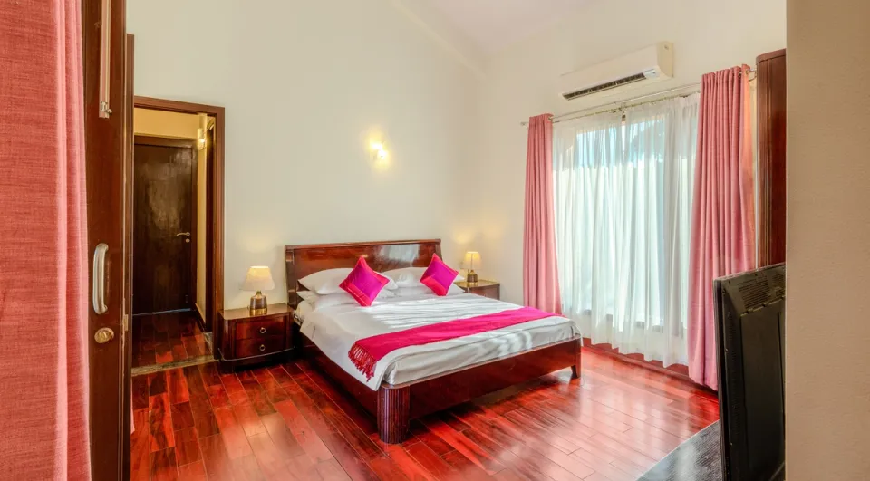 Luxurious Bedroom At 25 Farm House, Kolkata - amã Stays & Trails 