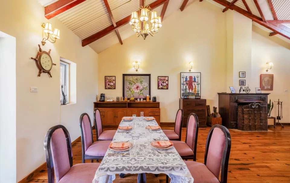 Stunning Dining Space at Raven's Nest, Kotagiri - amã Stays & Trails 