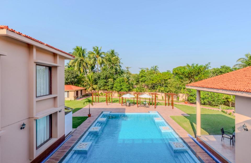 Relaxing Pool At 25 Farm House, Kolkata - amã Stays & Trails