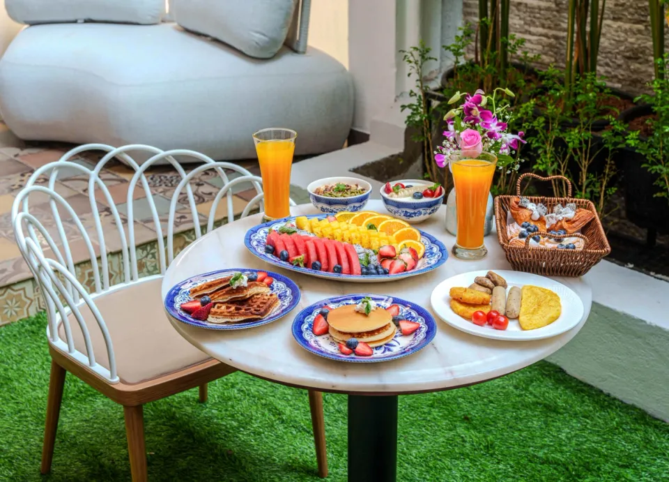 Breakfast in The Garden - Villa Eterna, amã Stays & Trails