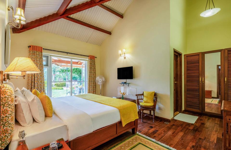 Luxury Bedroom at Raven's Nest - Bungalow in Kotagiri