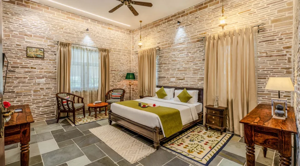 Stunning Bedroom at Moonstone, Bhopal - amã Stays & Trails 