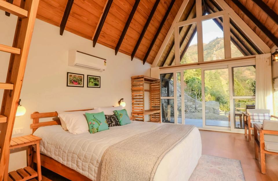 Luxury Bedroom at Godhuli Padam - Naukuchiatal Luxury Villa