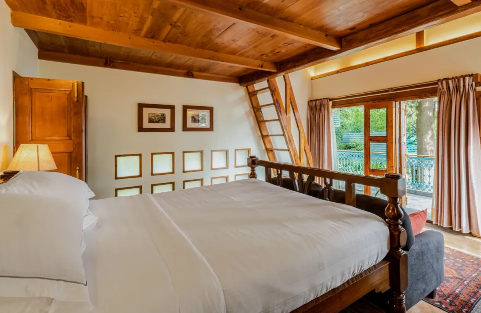 Elegant Bedroom at Ballyhack Cottage, Shimla - amã Stays & Trails 